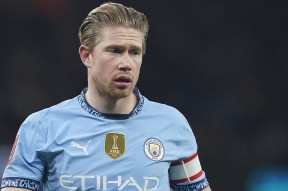  德布劳内踢前腰还是中前卫 